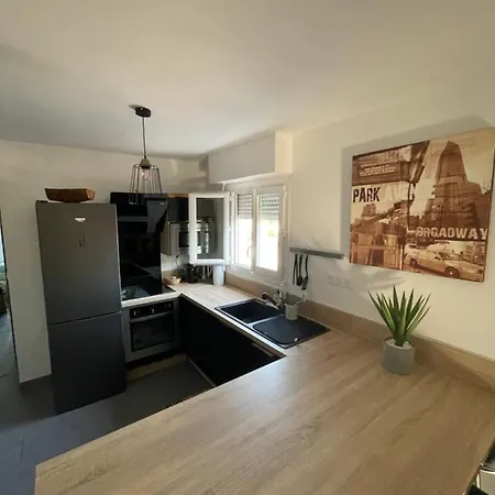 T2 Traversant Rdc Avec Terrasse - Balcon - Parking 2 Places - Clim Portative Appartamento